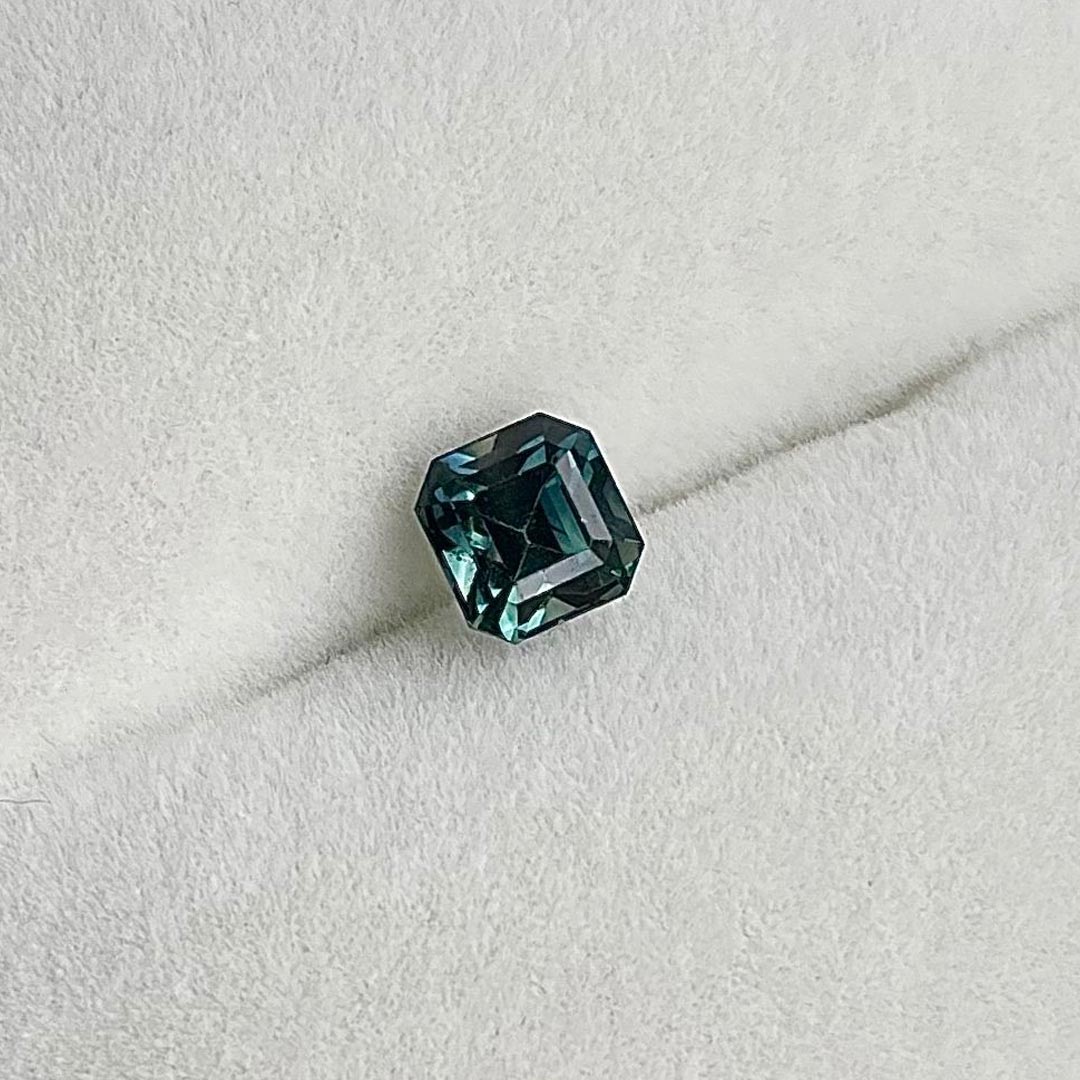 1.12ct Green Octagonal-Step Sapphire (Close)