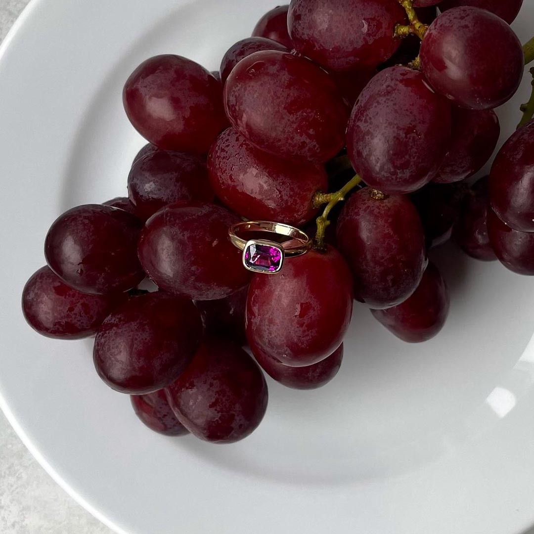1.95ct Ubalite Garnet 9ct Yellow Gold Ring (Hero)